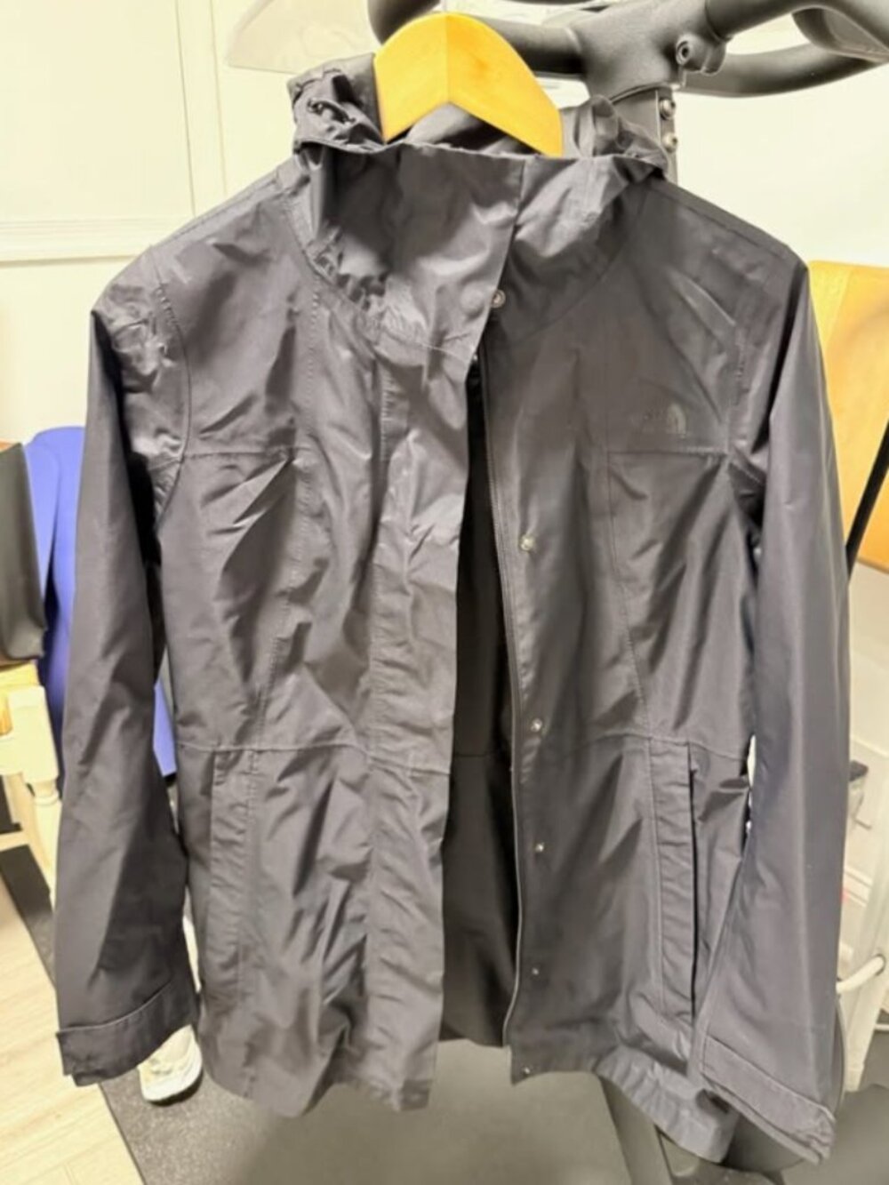 The North Face Women's Hooded Rain/Wind Shell Jacket, Size M